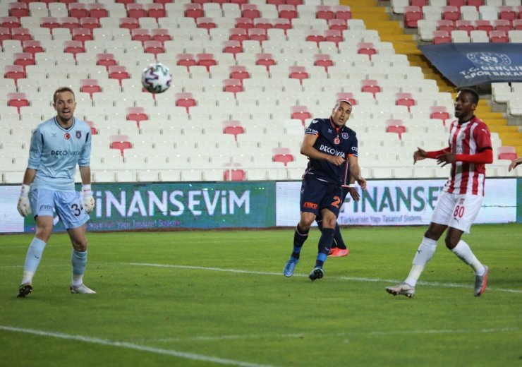 Süper Lig: D.G. Sivasspor: 0 - Başakşehir: 0 (İlk yarı)
