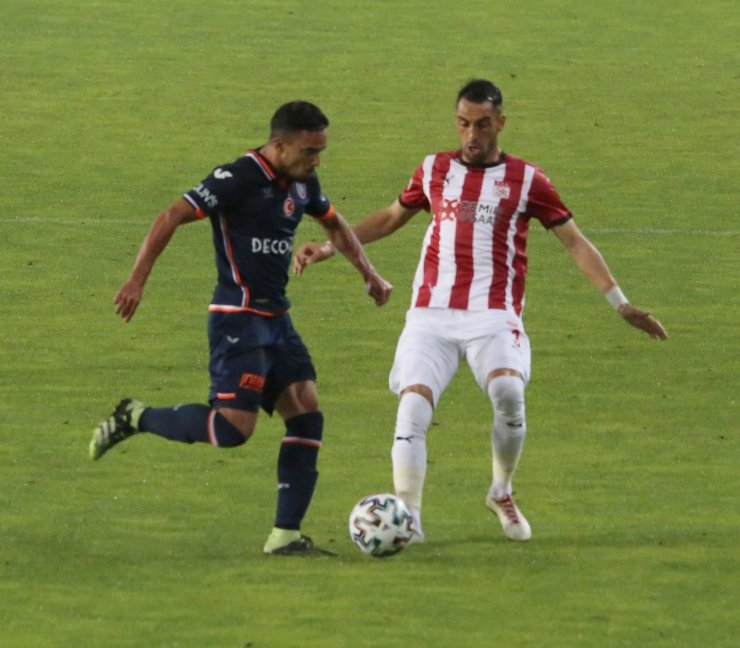 Süper Lig: D.G. Sivasspor: 0 - Başakşehir: 0 (İlk yarı)