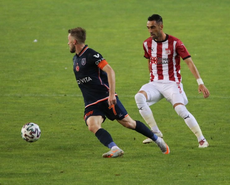 Süper Lig: D.G. Sivasspor: 0 - Başakşehir: 0 (İlk yarı)