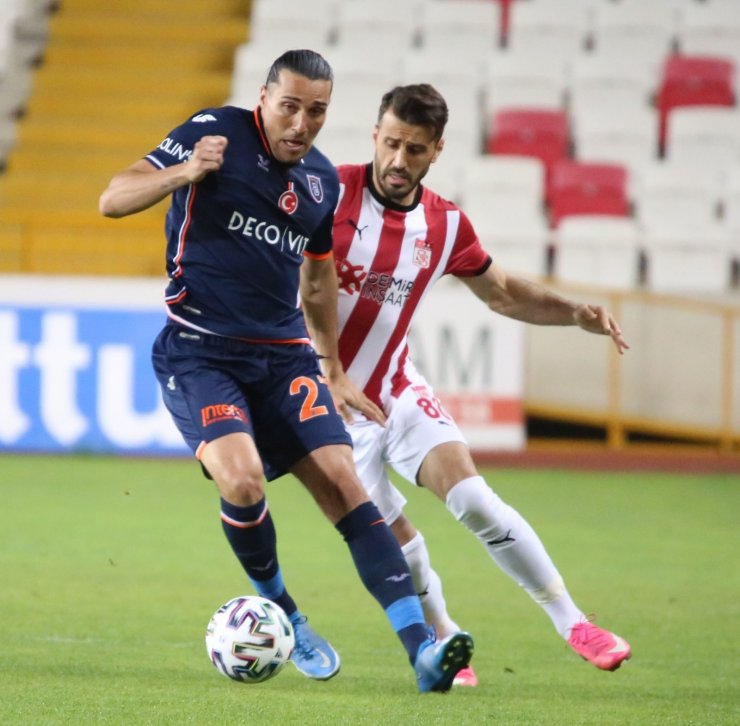 Süper Lig: D.G. Sivasspor: 0 - Başakşehir: 0 (İlk yarı)