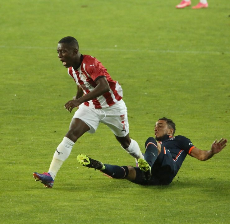 Süper Lig: D.G. Sivasspor: 0 - Başakşehir: 0 (İlk yarı)