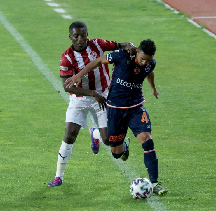 Süper Lig: D.G. Sivasspor: 0 - Başakşehir: 0 (İlk yarı)