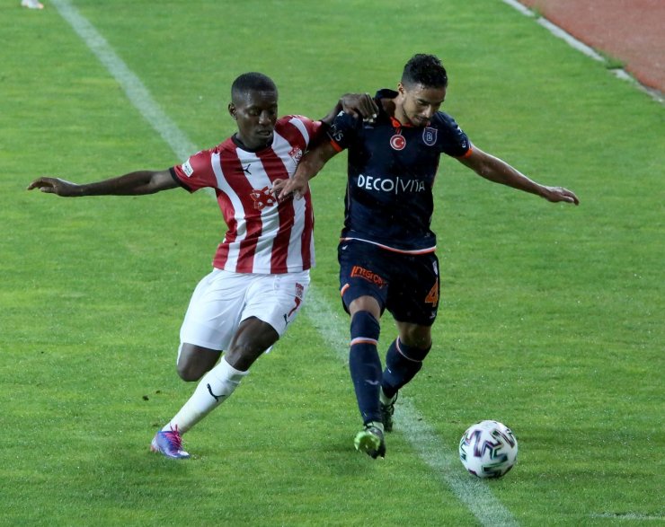 Süper Lig: D.G. Sivasspor: 0 - Başakşehir: 0 (İlk yarı)