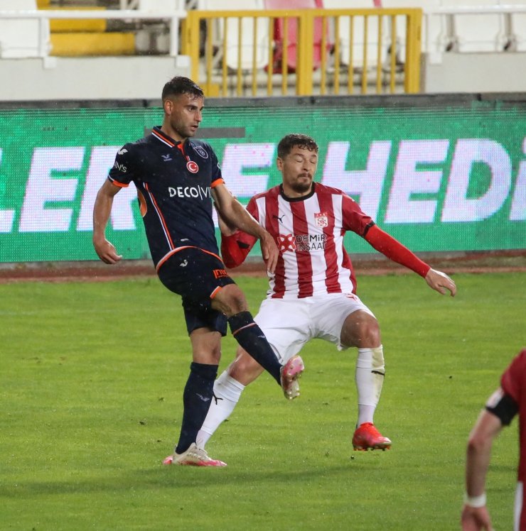 Süper Lig: D.G. Sivasspor: 0 - Başakşehir: 0 (İlk yarı)