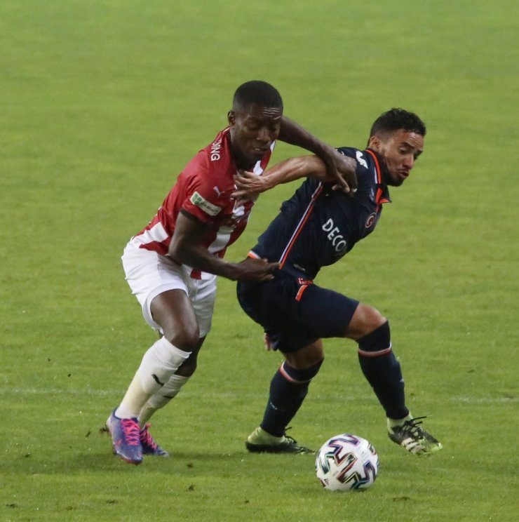 Süper Lig: D.G. Sivasspor: 0 - Başakşehir: 0 (İlk yarı)