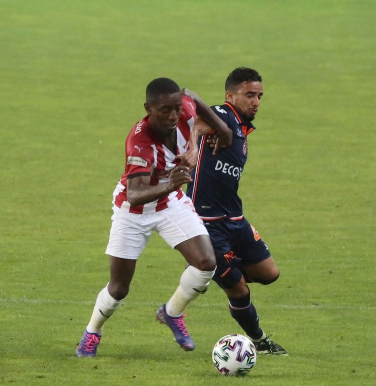 Süper Lig: D.G. Sivasspor: 0 - Başakşehir: 0 (İlk yarı)