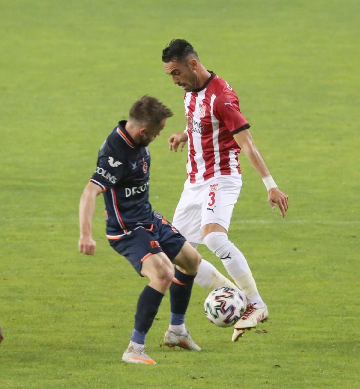 Süper Lig: D.G. Sivasspor: 0 - Başakşehir: 0 (İlk yarı)