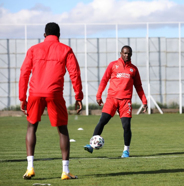 Sivasspor, ara vermeden Fenerbahçe maçı hazırlıklarına başladı