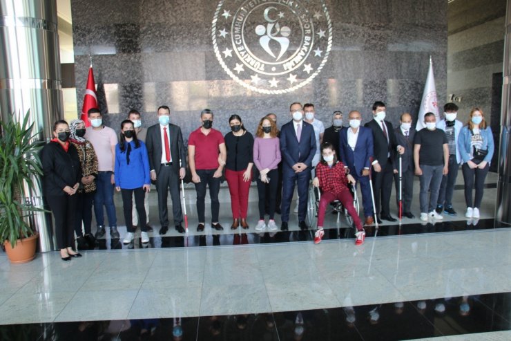Bakan Kasapoğlu: "Engelli vatandaşlarımızın pek çok başarının altında imzasının olduğunu görüyoruz"