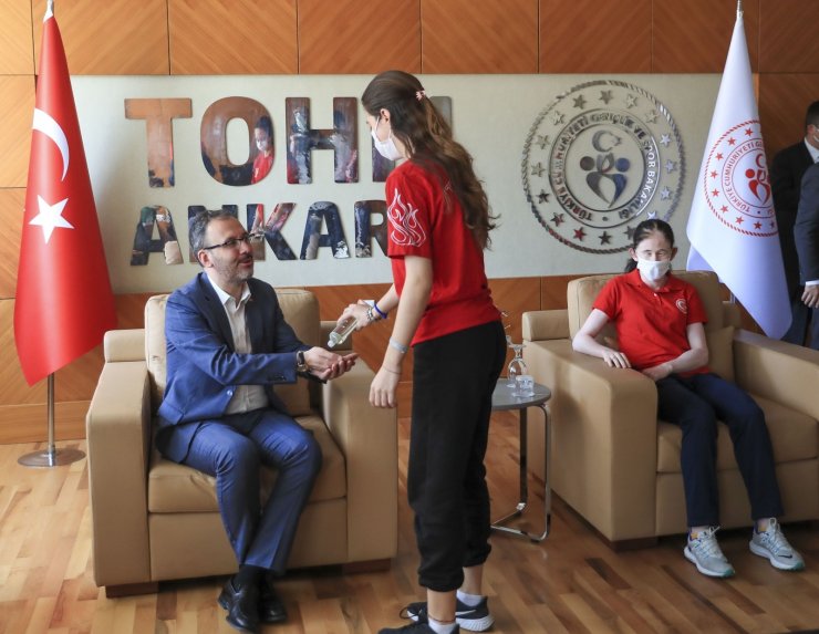 Bakan Kasapoğlu’ndan Olimpik ve Paralimpik sporculara bayram ziyareti