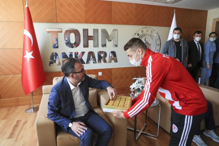 Bakan Kasapoğlu’ndan Olimpik ve Paralimpik sporculara bayram ziyareti