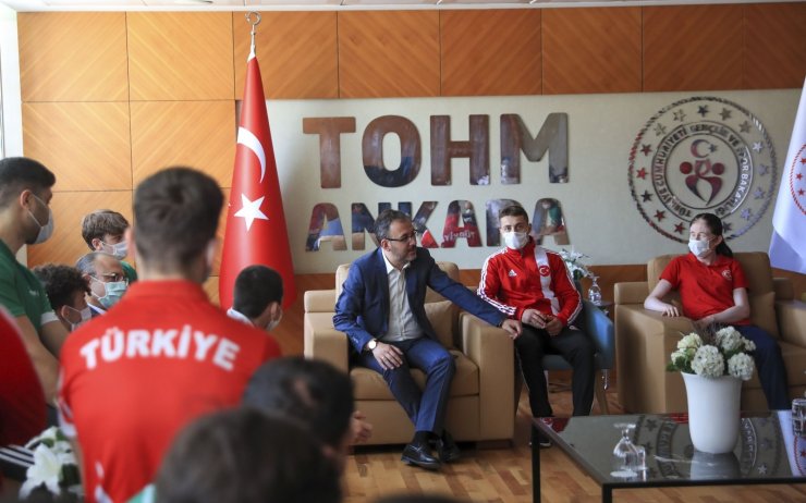Bakan Kasapoğlu’ndan Olimpik ve Paralimpik sporculara bayram ziyareti