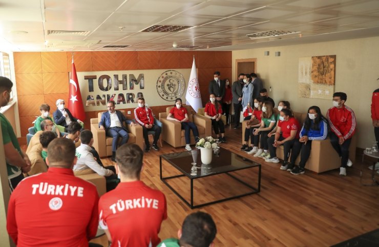 Bakan Kasapoğlu’ndan Olimpik ve Paralimpik sporculara bayram ziyareti