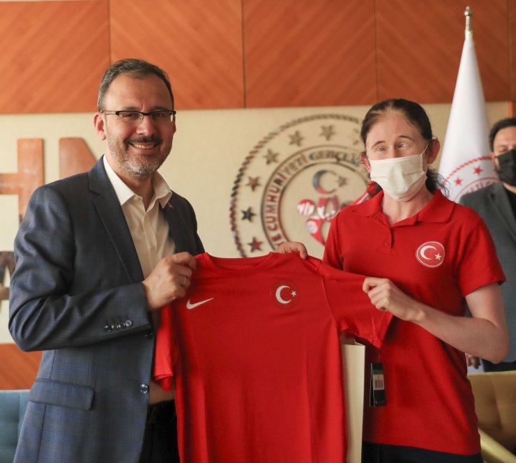Bakan Kasapoğlu’ndan Olimpik ve Paralimpik sporculara bayram ziyareti