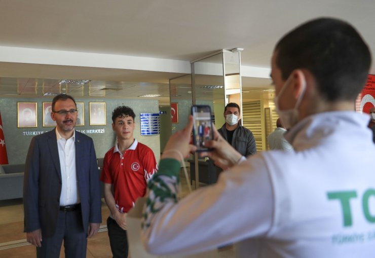 Bakan Kasapoğlu’ndan Olimpik ve Paralimpik sporculara bayram ziyareti