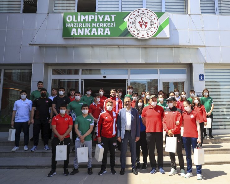 Bakan Kasapoğlu’ndan Olimpik ve Paralimpik sporculara bayram ziyareti