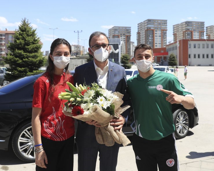 Bakan Kasapoğlu’ndan Olimpik ve Paralimpik sporculara bayram ziyareti