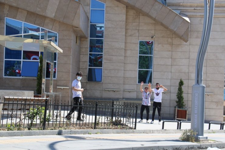 Mamak Belediyesi, bayram kutlamalarını vatandaşların ayağına götürdü