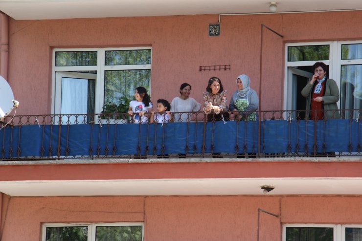 Mamak Belediyesi, bayram kutlamalarını vatandaşların ayağına götürdü