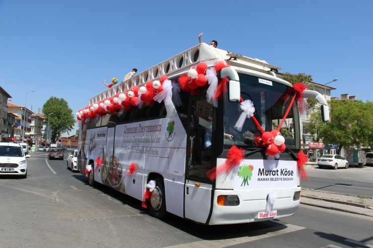 Mamak Belediyesi, bayram kutlamalarını vatandaşların ayağına götürdü