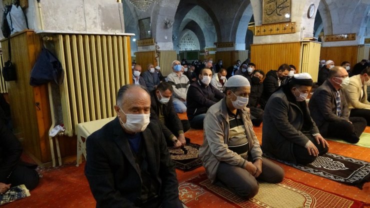 825 yıllık Ulu Camii’nde bayram namazı