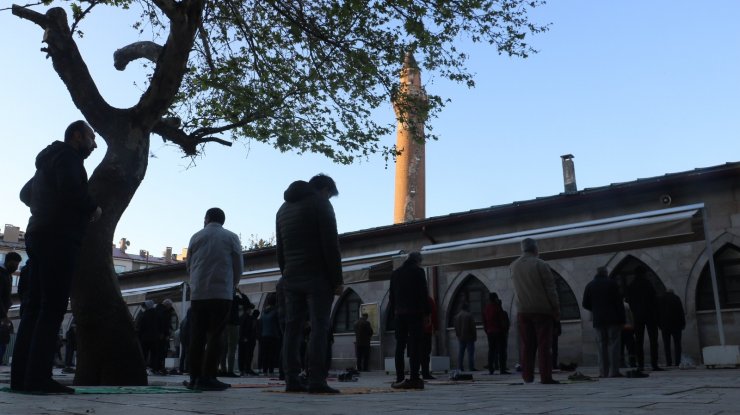 825 yıllık Ulu Camii’nde bayram namazı