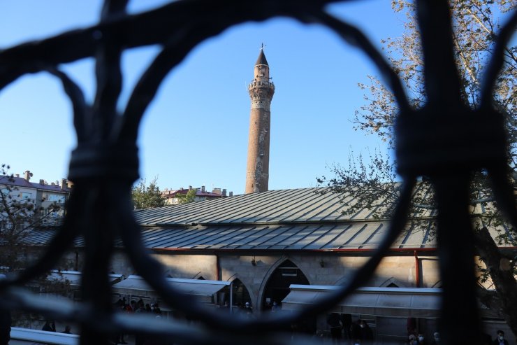 825 yıllık Ulu Camii’nde bayram namazı