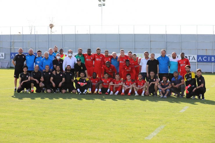 Sivasspor Başkanı Otyakmaz’dan “yenilmezler” paylaşımı