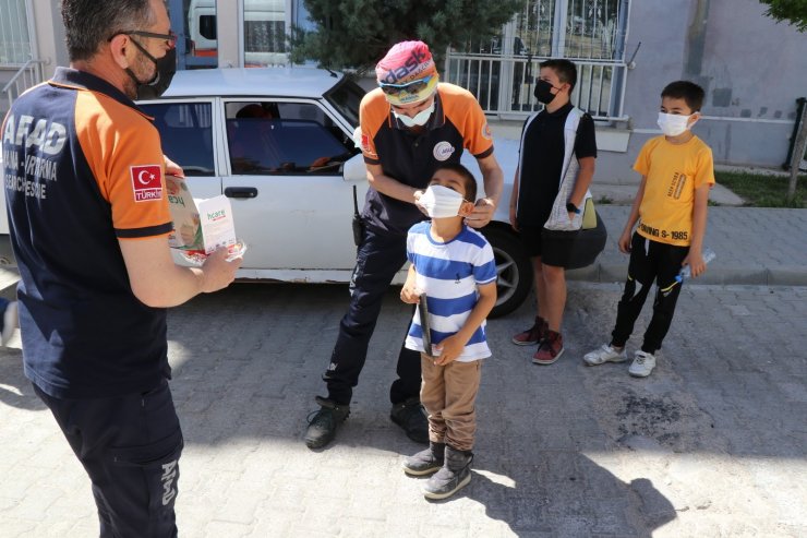 Sokaktaki çocuklar şekerleri verilip maskeleri takıldıktan sonra evlerine gönderildi