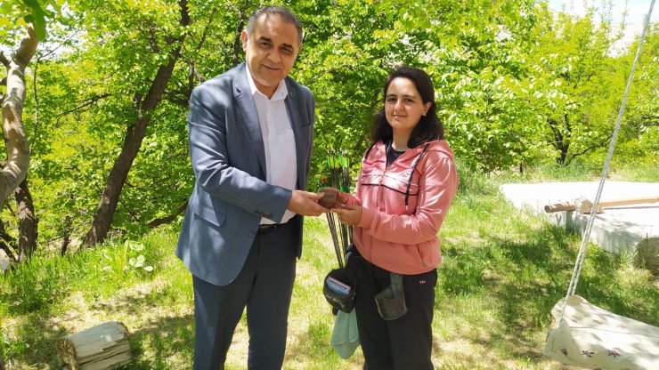 Başkan birinci olan genç okçuyu altınla ödüllendirdi