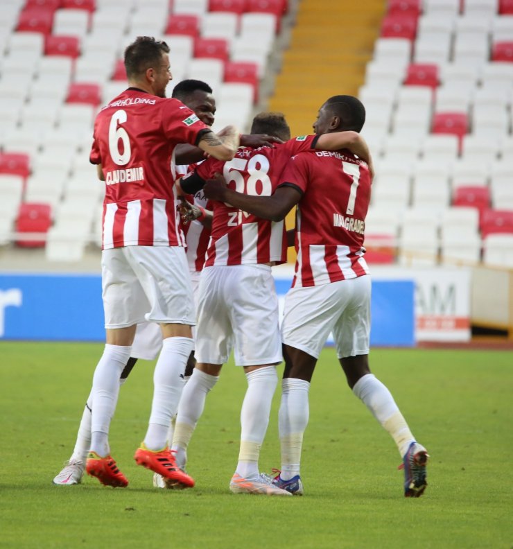 Süper Lig: D.G. Sivasspor: 2 - Kasımpaşa: 1 (Maç sonucu)