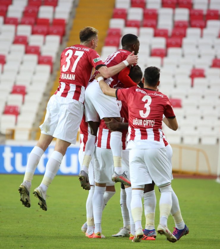 Süper Lig: D.G. Sivasspor: 2 - Kasımpaşa: 1 (Maç sonucu)