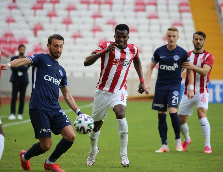 Süper Lig: D.G. Sivasspor: 1 - Kasımpaşa: 0 (İlk yarı)