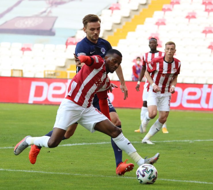 Süper Lig: D.G. Sivasspor: 1 - Kasımpaşa: 0 (İlk yarı)