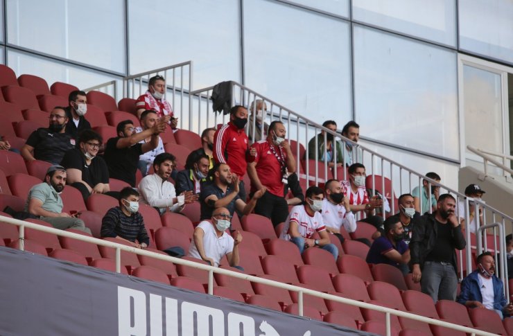 Süper Lig: D.G. Sivasspor: 1 - Kasımpaşa: 0 (İlk yarı)
