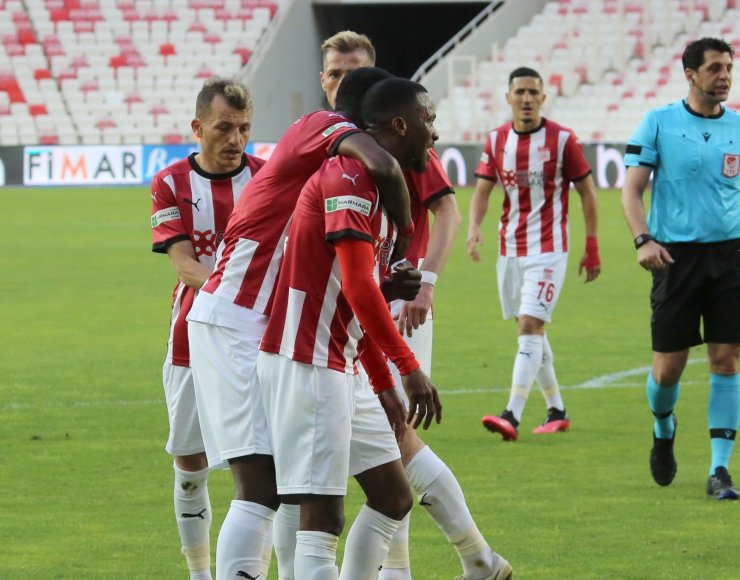 Süper Lig: D.G. Sivasspor: 1 - Kasımpaşa: 0 (İlk yarı)
