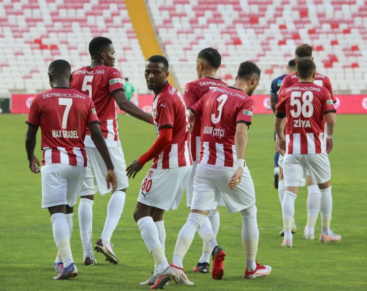 Süper Lig: D.G. Sivasspor: 1 - Kasımpaşa: 0 (İlk yarı)