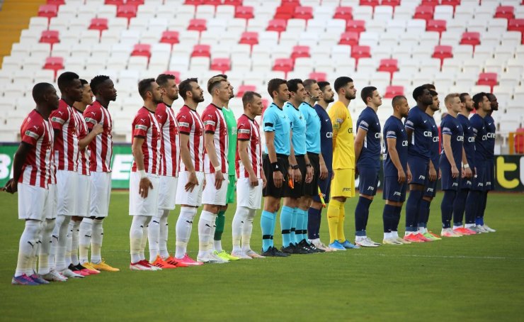Süper Lig: D.G. Sivasspor: 1 - Kasımpaşa: 0 (İlk yarı)