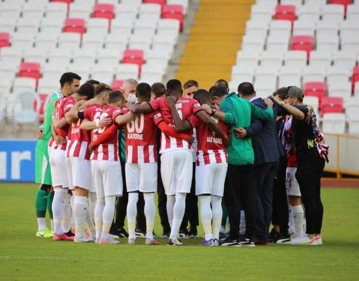 Süper Lig: D.G. Sivasspor: 1 - Kasımpaşa: 0 (İlk yarı)