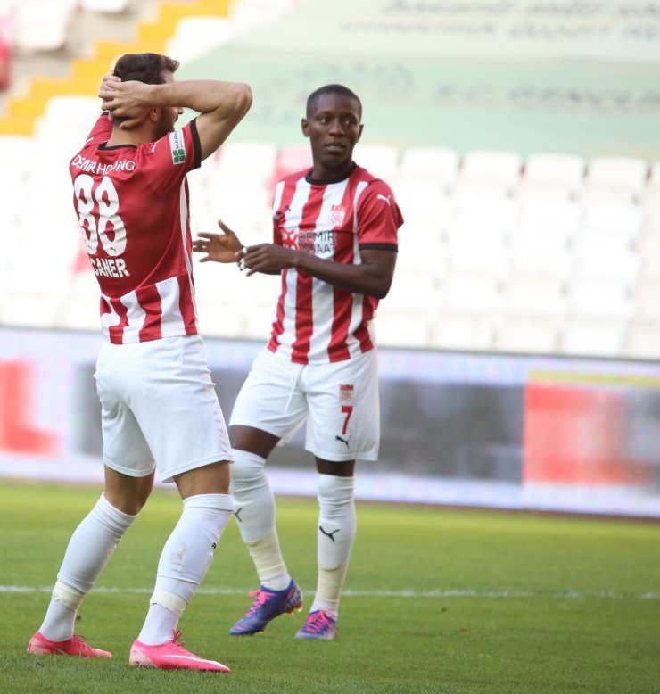 Süper Lig: D.G. Sivasspor: 1 - Kasımpaşa: 0 (İlk yarı)