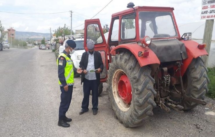 Jandarma ’Trafik Timleri’ Trafik Haftası’nda çiftçileri bilgilendirdi