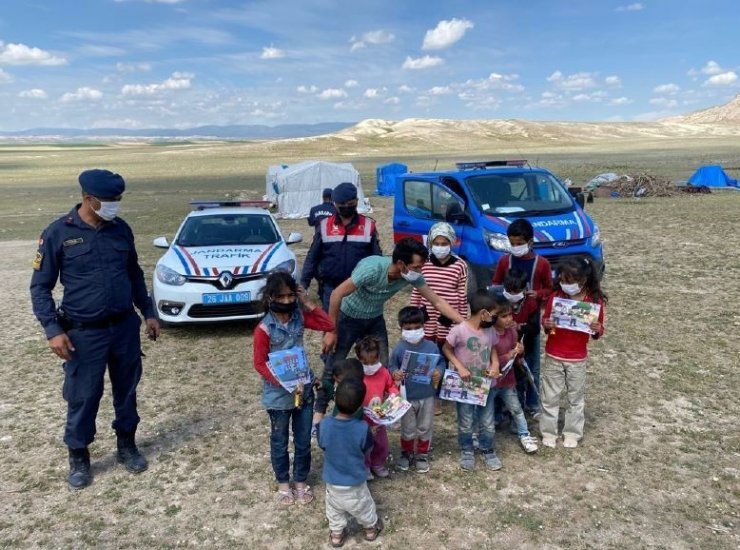 Jandarma ’Trafik Timleri’ Trafik Haftası’nda çiftçileri bilgilendirdi
