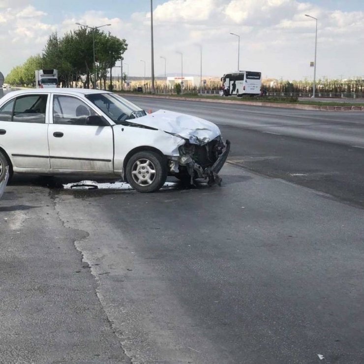 Motosiklet otomobile çarptı: 1 ölü, 1 yaralı