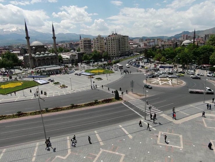 Kayseri’de tam kapanmanın ardından insan ve araç seli