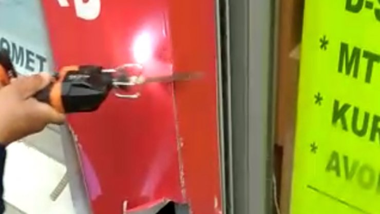 Reklam tabelasının içinden çıkamayan yavru kedi kurtarıldı