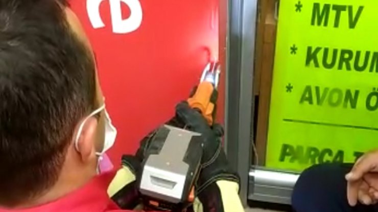 Reklam tabelasının içinden çıkamayan yavru kedi kurtarıldı