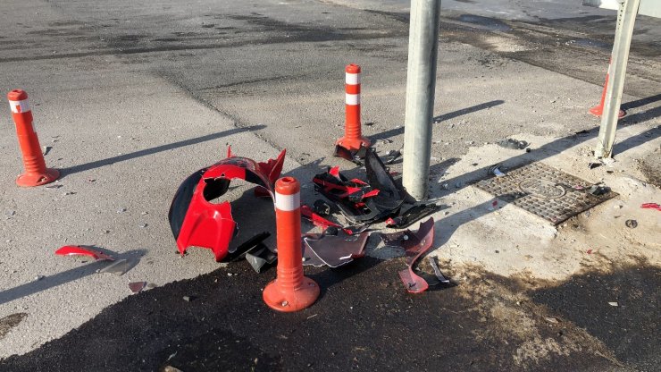 Motosiklet otomobile çarptı: 1 ölü, 1 yaralı