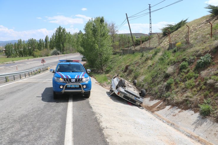 Tekeri yerinden fırlayan otomobil ters döndü: 2 yaralı