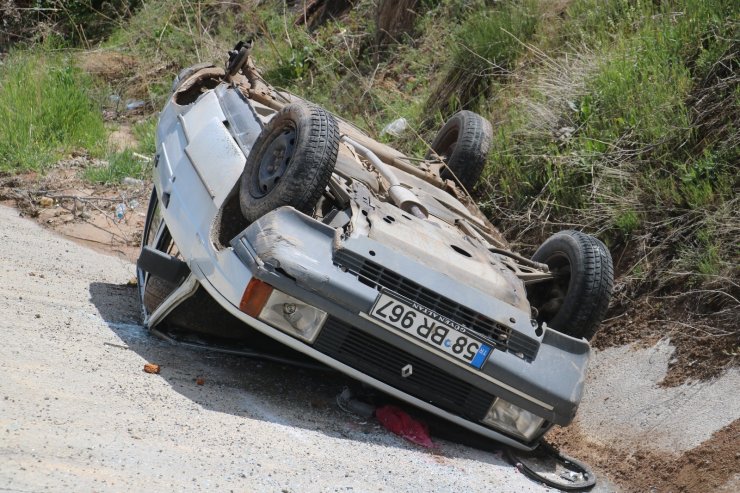 Tekeri yerinden fırlayan otomobil ters döndü: 2 yaralı