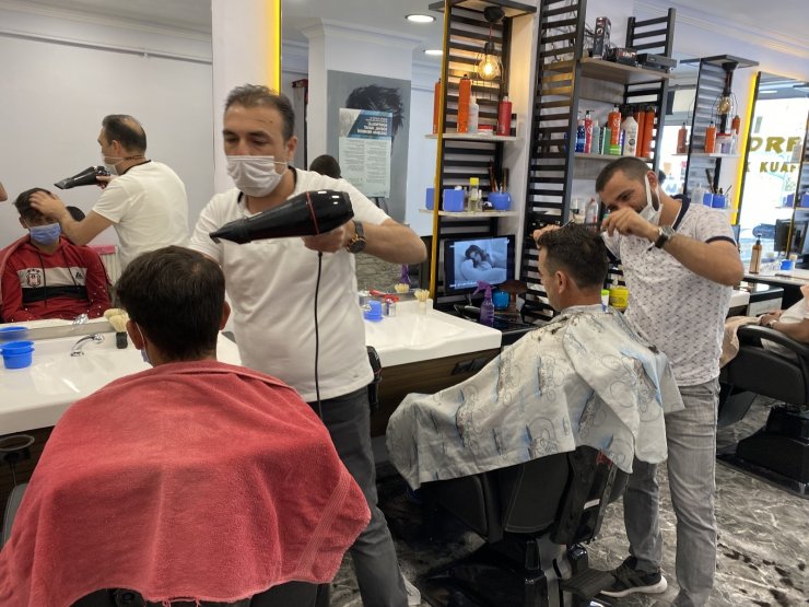 Kısıtlama sona erdi, cadde, sokak ve iş yerleri hareketlendi